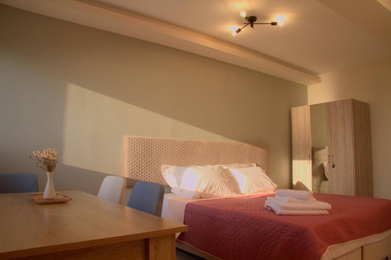Melikiron Luxury Apartments อาโยส นิกีตัส ภายนอก รูปภาพ